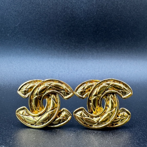LOT 1492 24K gold plated CHANEL vintage matelasse CC JUMBO clip on earrings - Picture 5 of 15